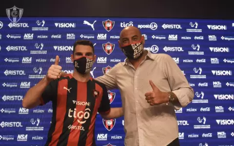 Cerro Porte�o oficializa la llegada del argentino Mauro Boselli