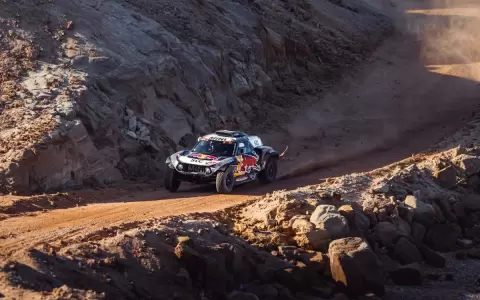 Dakar: Peterhansel se aleja en autos y Benavides recorta en motos