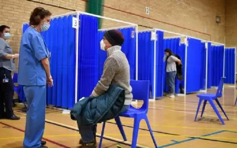 Inglaterra abre siete grandes centros de vacunaci�n masiva