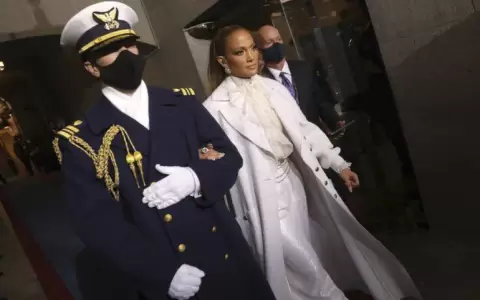 JLo con el "total white look" en la investidura de Biden