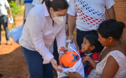 Ni�os de comunidades ind�genas reciben pelotas en el D�a de Reyes