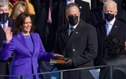 Por qu� Kamala Harris y Michelle Obama vistieron diferentes tonos de p�rpura