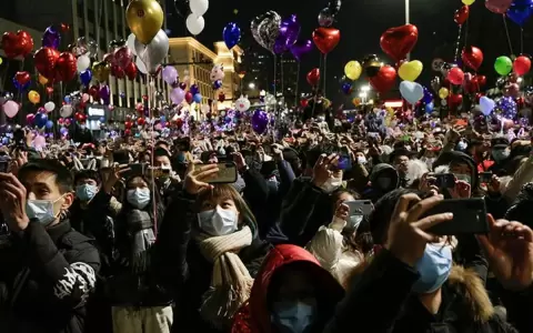 Multitudes celebraron el A�o Nuevo en las calles de Wuhan