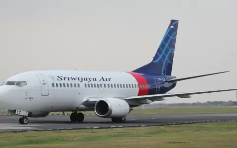 Indonesia: se pierde el contacto con un Boeing 737 con 62 personas