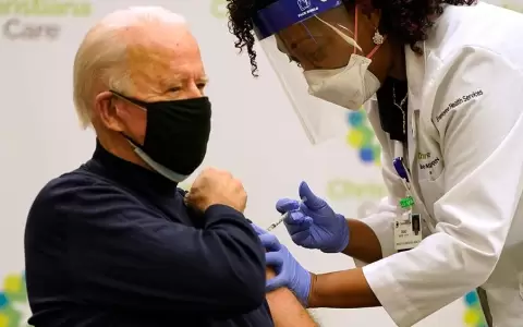Aplicaron la segunda dosis de la vacuna contra el coronavirus a Biden