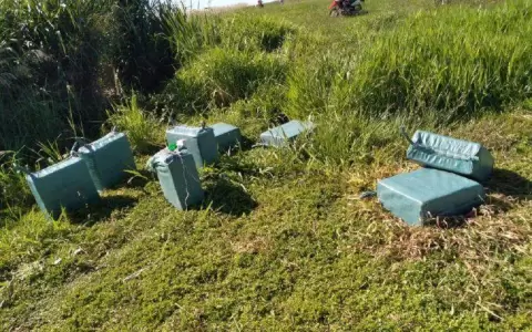 Polic�as se enfrentan con supuestos narcos en Santan�