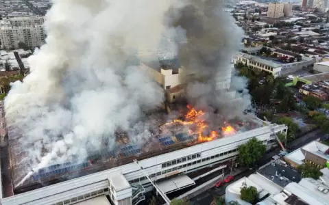Incendio de gran magnitud obliga a evacuar uno de los hospitales m�s grandes de Santiago