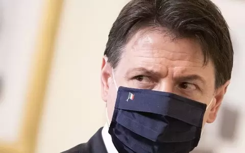 El primer ministro italiano renuncia al cargo