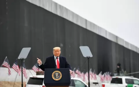 Mientras el "impeachment" parece avanzar, Trump se despide junto a su famoso muro fronterizo