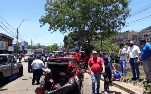 Cami�n pierde control y destruye 8 veh�culos por el camino