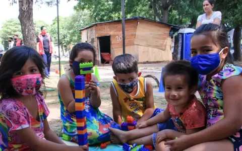 Festejo de Reyes con ni�as y ni�os v�ctimas del incendio en la Chacarita