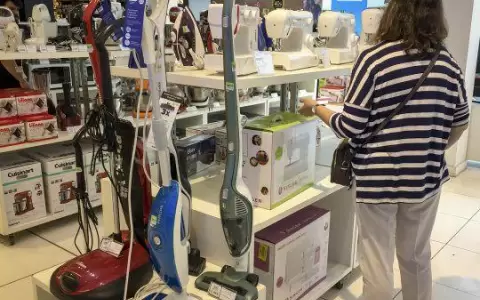 Consumidores siguen desconfiados de econom�a y evitan gastar