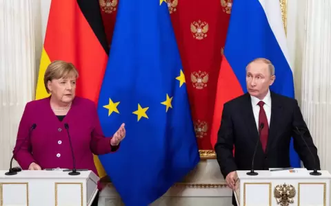 Putin y Merkel debaten producci�n conjunta de vacunas