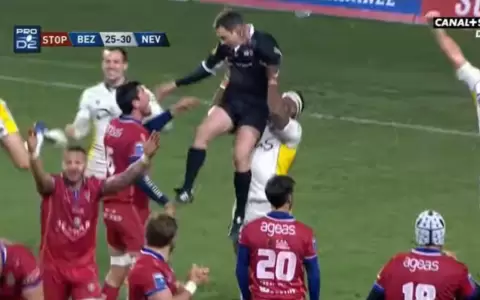 Expulsan a rugbista por alzar a un �rbitro al finalizar un partido