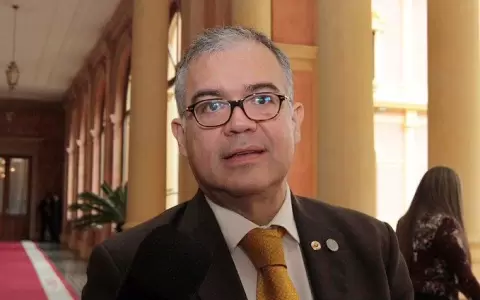 Ull�n anunci� que apoyar� candidatura de Daniel Centuri�n