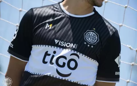 Olimpia presenta su camiseta alternativa con la franja blanca