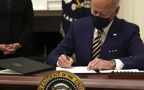 Biden firm� planes de ayuda financiera por la pandemia
