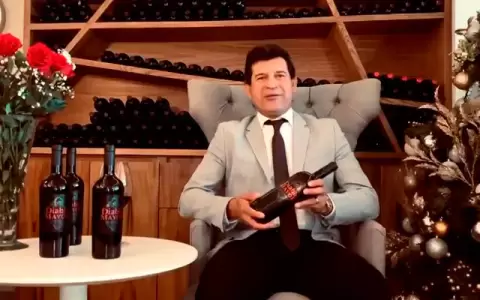 El Diablo Mayor ahora anota goles en los negocios