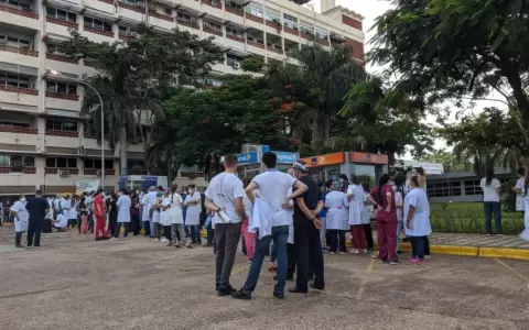 M�dicos de IPS realizan manifestaci�n a causa de despidos e ir�n a huelga