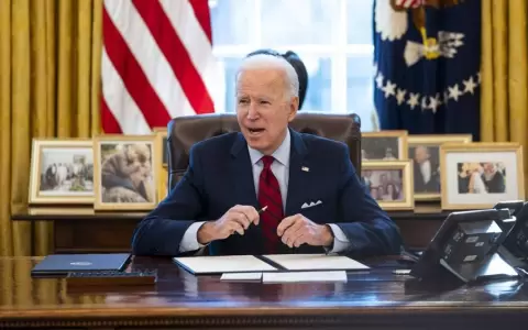 Biden vuelve a financiar a ONGs que realicen abortos legales