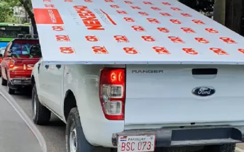 "Nenecho" traslada su carteler�a electoral en m�viles de la Municipalidad