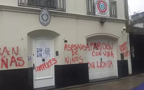Protesta por ni�as de Yby Ya� termina con destrozos en embajada paraguaya en Buenos Aires