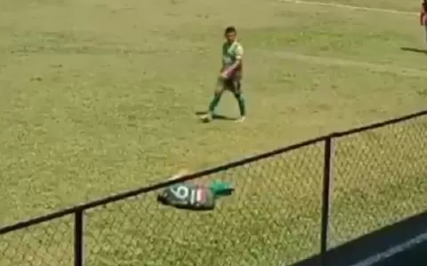 Ins�lito: Jugador intenta enga�ar al �rbitro golpe�ndose con una piedra