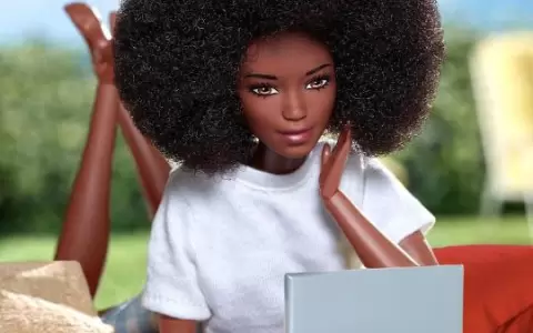Barbie lleva la nueva colecci�n del dise�ador Richard Quinn