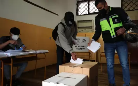 Seg�n sondeos en boca de urna, Ecuador tendr� segunda vuelta