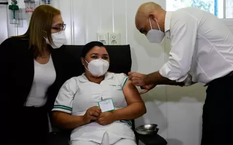 Enfermera del Hospital de Itaugu�, la primera inmunizada contra el Covid-19
