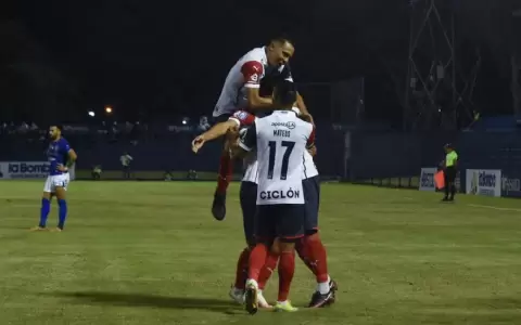 Cerro Porte�o supera a Sol de Am�rica en un complicado duelo