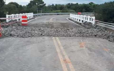 Habilitan puente en precarias condiciones luego de hundimiento
