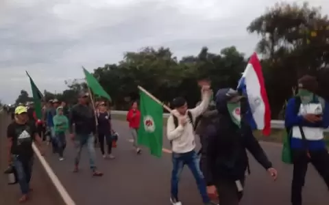 Familias campesinas se movilizan contra violencia armada en Canindey�