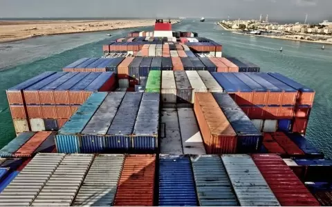El Canal de Suez, bloqueado por encallamiento de un enorme barco carguero