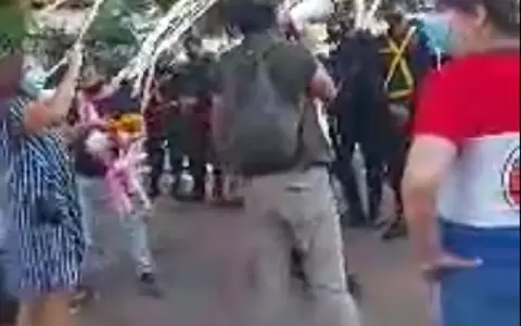 Por aumentos salariales en Senado escrachan a Oscar Salom�n