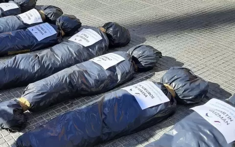Repudian la exhibici�n de bolsas mortuorias en protesta en Argentina