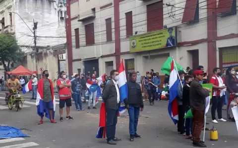 Agreden a trabajadores de prensa en las afueras del Congreso
