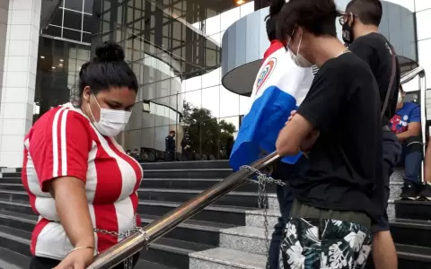 J�venes se encadenan frente al Congreso y exigen juicio pol�tico a cabezas del Ejecutivo