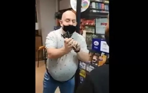 Identifican a hombre que escupi� a funcionario de un minimercado