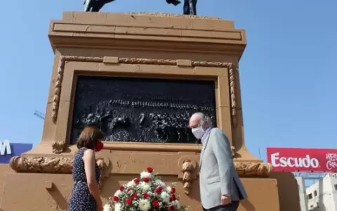 Incendian hist�rico monumento durante protesta en Chile