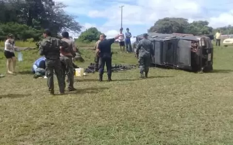 Cami�n de la FTC vuelca en Yby Ya� y ocho militares quedan heridos