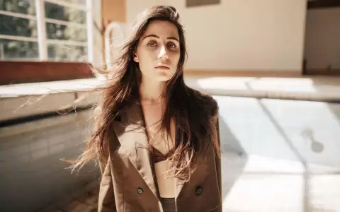 Dodie lanza "Built a Problem"