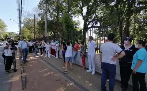M�dicos y enfermeros del INERAM se manifiestan ante falta de insumos para pacientes con Covid-19