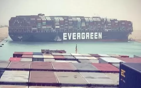 M�s de UDS 10.000 millones en mercanc�a atascados en el Canal de Suez
