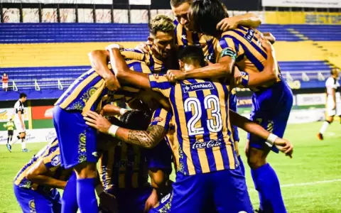Luque�o remonta a un Olimpia que vuelve a recibir cuatro goles