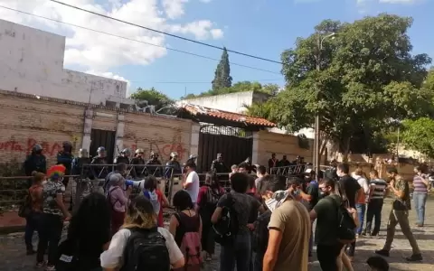 J�venes empapelan vivienda de jueza del caso Colorado R�ga