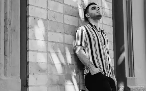 Oscar Bogar�n se da a conocer musicalmente con �Mente oscura�