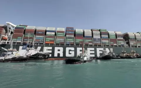 Se reanuda el tr�nsito de barcos en el Canal de Suez