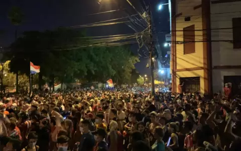 Cartes blinda a Abdo Ben�tez, pero protestas siguen acorralando al gobierno