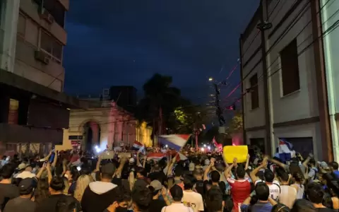 Con gases lacrim�genos y Polic�a Montada reprimen violentamente protesta contra el Gobierno